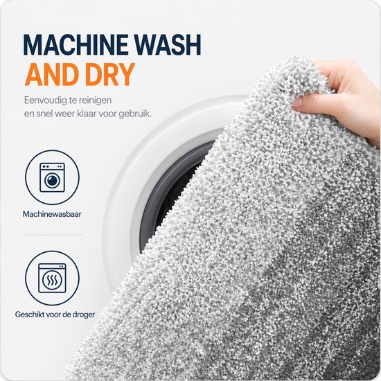 Hand toont een grijze, pluizige badmat die in een wasmachine wordt gestopt. Machine wasbaar en droogbaar.