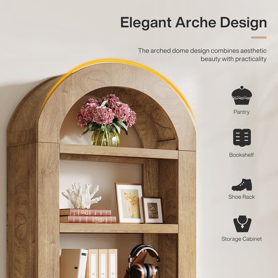 Details van een houten boekenkast met gebogen design, versierd met bloemen en boeken.
