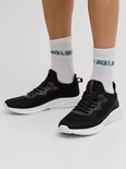 Zwarte JACK & JONES sneakers met rode accenten, gedragen met witte sokken.