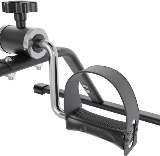 Close-up van een zwart pedaal en de weerstandsknop van de VirtuFit MB100 stoelfiets.