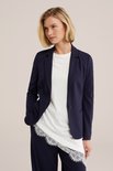Dames donkerblauwe blazer gedragen met een witte top met kanten rand en een donkerblauwe broek.