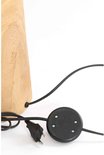 Zwarte stekker en voetbedieningsschakelaar van een houten vloerlamp.