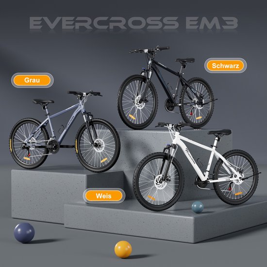 Drie EVERCROSS EM3 mountainbikes in grijs, zwart en wit, gepresenteerd op een grijze achtergrond.