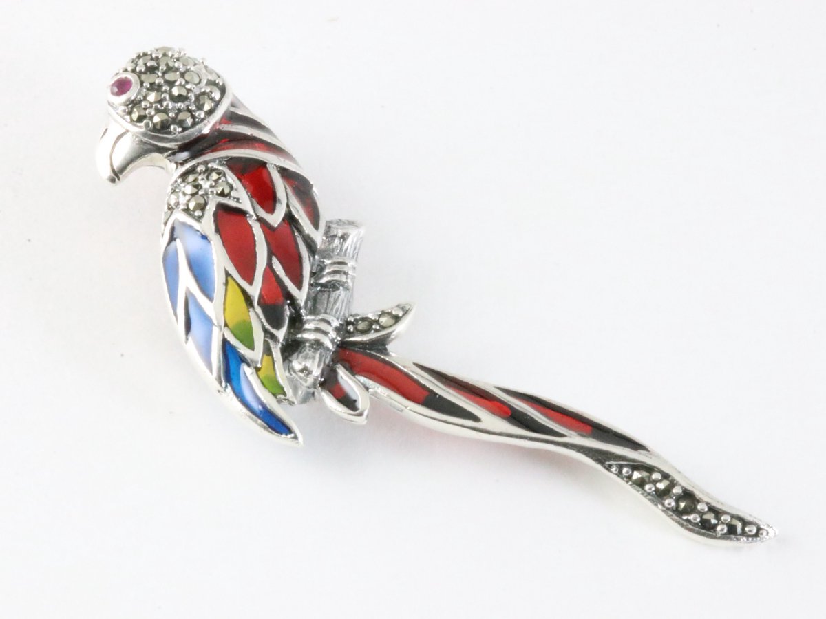 Zilveren papegaai broche met veelkleurige emaille en marcasiet