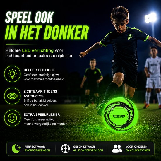 Jongen schopt lichtgevende groene voetbal met zwarte patronen. "Speel ook in het donker" tekst.