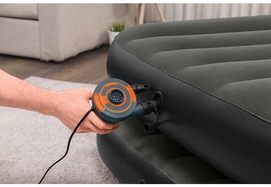 Hand met een Bestway elektrische pomp die aan een donkergrijs luchtbed is bevestigd.