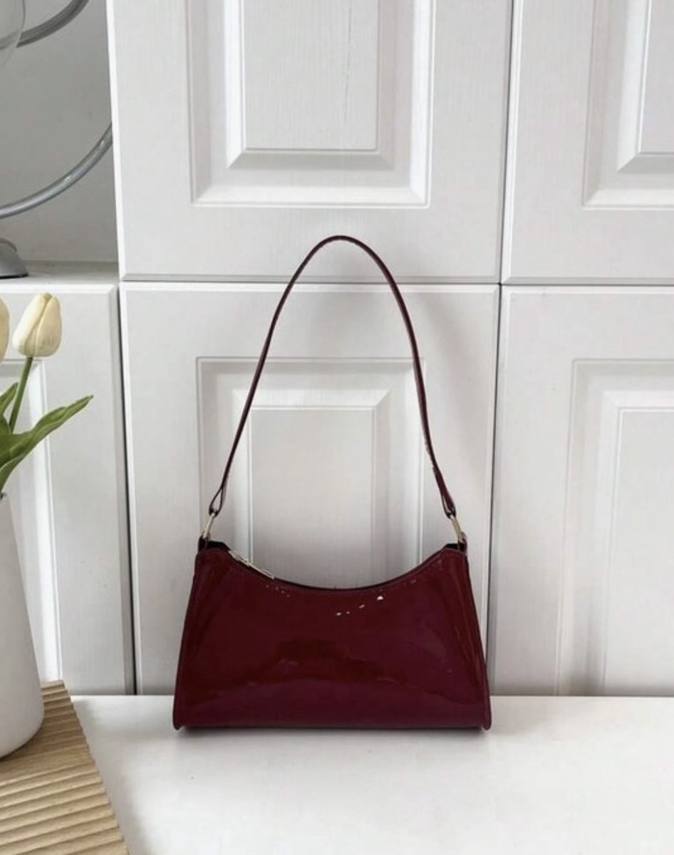 Donkerrode schoudertas - schoudertas burgundy - schoudertas lak - lak tas - rode lak tas - handtas - tas - schoudertas dames - schoudertassen - statement tas - shoulderbag - hobo tas - schoudertas