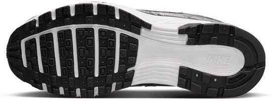Onderkant van een zilverkleurige Nike P-6000 sneaker met zwart profiel.