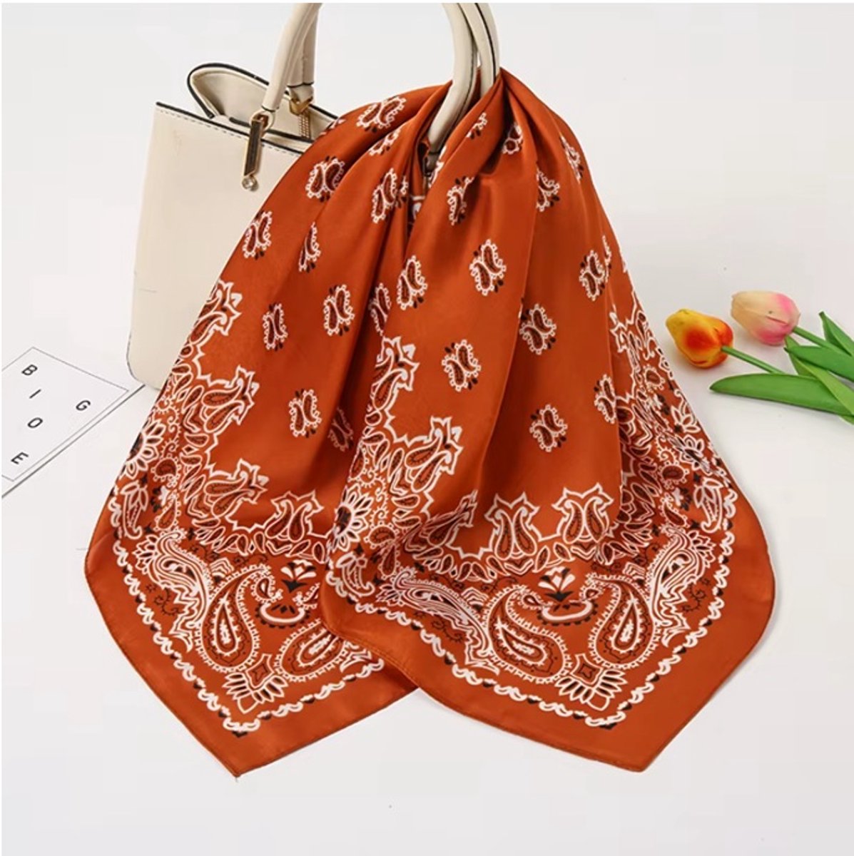 Bruine sjaal - Paisley print - Sjaaltje - Scraf - Bruin - Wit - Zwart - Accessoires - Voor in je haar - Voor om je nek - Stijlvol - Outfit - Gewoon Leuk!