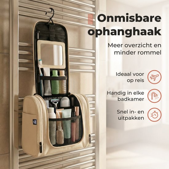 Beige toilettas met spiegel en vakken, opgehangen aan een handdoekradiator.