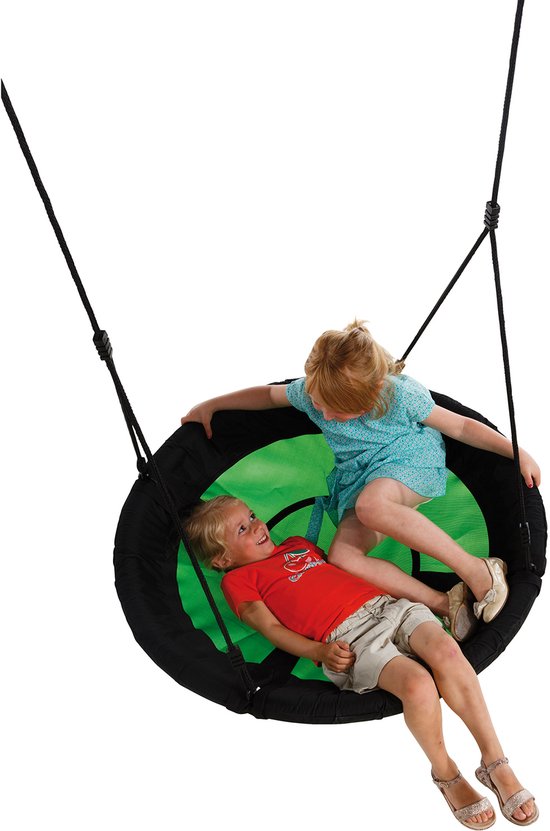 Twee kinderen, een jongen en een meisje, zitten op een ronde, groene en zwarte nestschommel.
