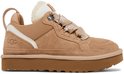 Bruine Ugg lage sneaker met beige veters, witte accenten en een bruine platformzool.