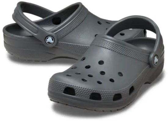 Deux sabots Crocs gris avec sangle de port au talon et trous d'aération sur le devant.