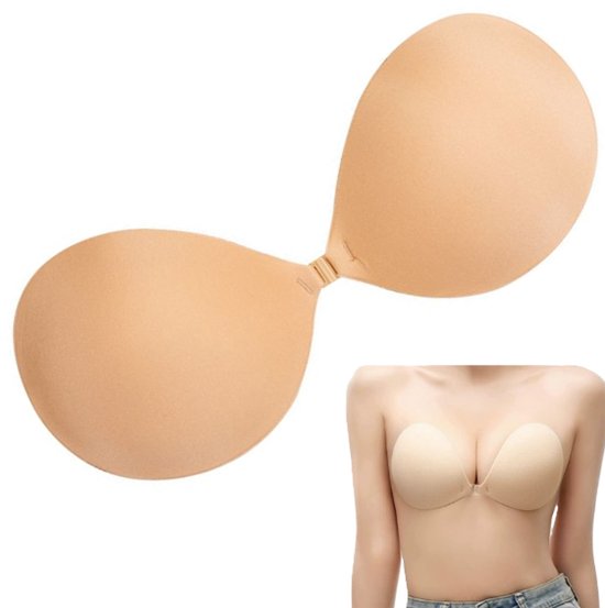 Een beige plak-bh naast een vrouw die een beige plak-bh draagt.