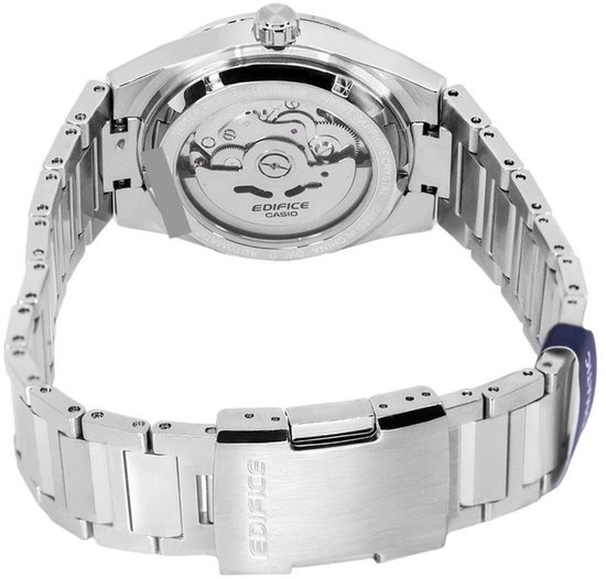 Een man draagt een zilverkleurig Edifice horloge met groene wijzerplaat.