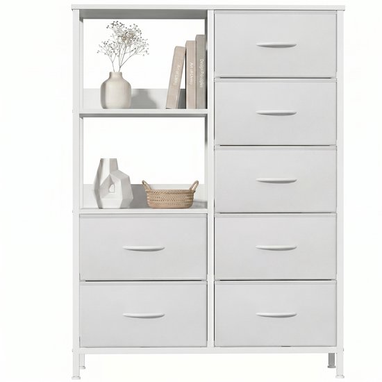 Witte ladekast met 7 stoffen lades en open planken, met decoraties zoals boeken en een vaas.