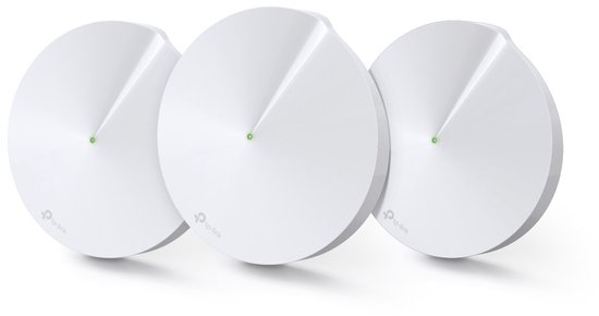 Drie witte, ronde TP-Link Deco M5 mesh wifi-apparaten in een halfronde opstelling.