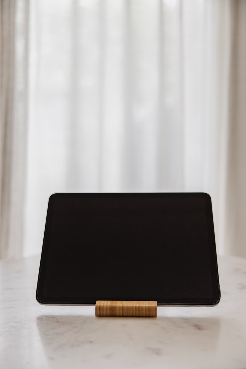 Bamboe tabletstandaard - Naturel tablethouder - Bamboe telefoonhouder - Telefoon- en tablethouder - Multifunctionele tablethouder - Scandinavische tabletstandaard - Minimalistische houder
