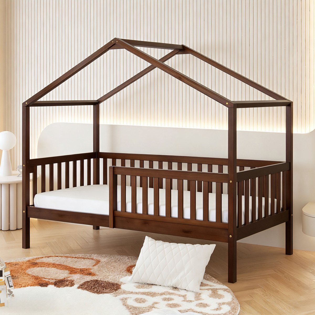 Sunny Kae Bedhuisje – Met Uitvalbeveiliging – 207 x 96 x 156,5 cm – Peuterbed Meisjes en Jongens – FSC 100% Hout – Huisbed 90x200 - Met Lattenbodem – Bedbank - Exclusief Matras – Bruin