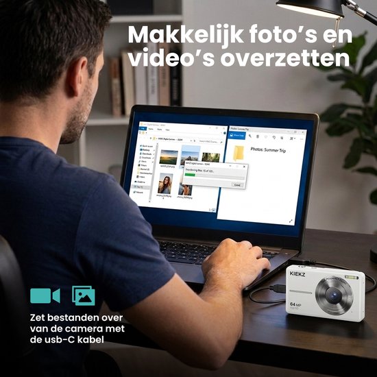 Man sluit witte KIEKZ camera aan op laptop met USB-C kabel om foto's over te zetten. Laptop toont zomerfoto's.