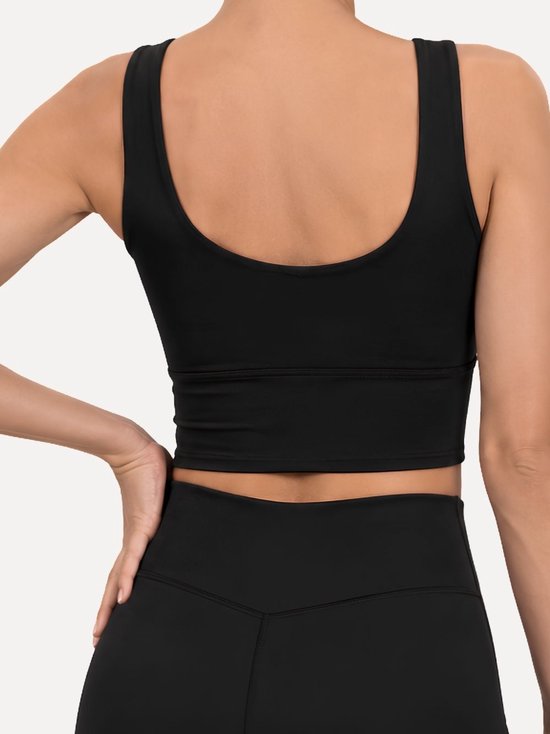 Zwart sport T-shirt gedragen door een model. De achterkant heeft een ronde halslijn.