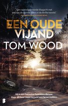 Boekcover met de titel 'Een oude vijand' van Tom Wood. Een bos met ondergaande zon en een auto op de achtergrond.