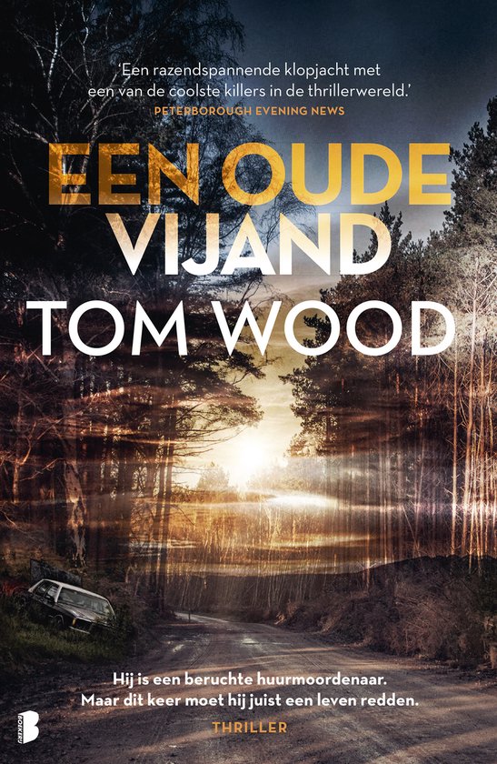 Boekcover met de titel 'Een oude vijand' van Tom Wood. Een bos met ondergaande zon en een auto op de achtergrond.