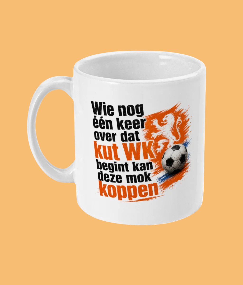 Mokster Grappige WK Mok – Wie nog één keer over dat WK begint – Brutale Voetbalmok – Cadeau voor Voetbalhater