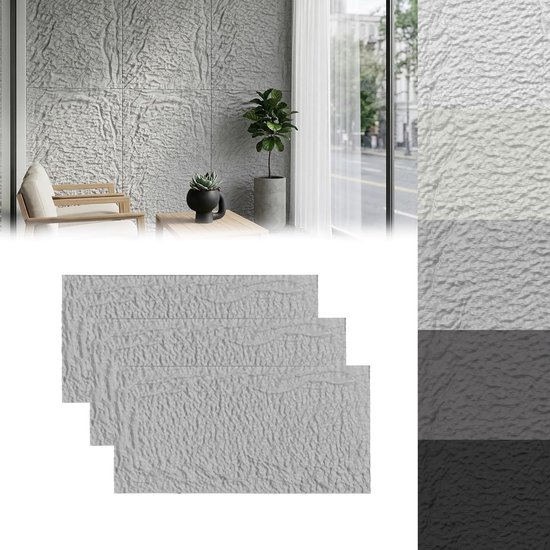 Een woonkamer met een stoel en bijzettafel voor een steenlook muurpaneel.