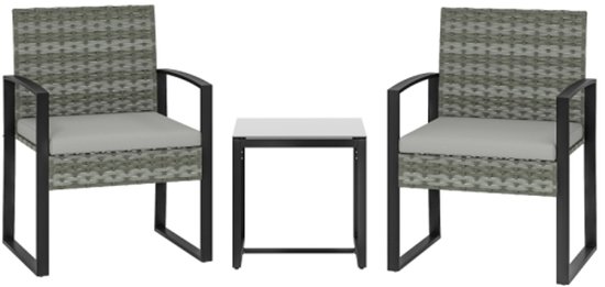 Grijze rotan bistroset met twee stoelen en een salontafel, op een witte achtergrond.