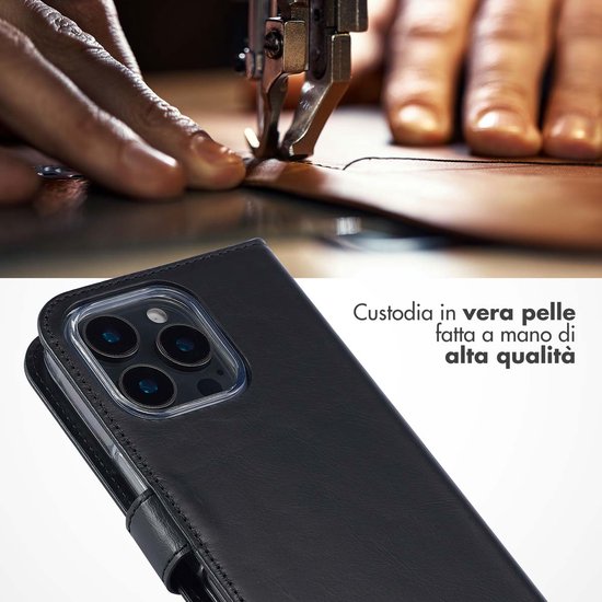 Zwarte lederen telefoonhoes, dichtbij gefotografeerd, met de camera's van de telefoon zichtbaar.