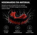 Rood/zwart gebitsbeschermer met vampiertanden, omringd door waterplassen. Tekst 'HOOGWAARDIG EVA-MATERIAAL'.