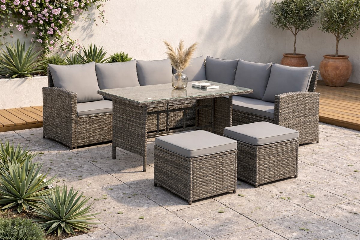 Luxe Monroe L-vorm Tuinloungeset – Polyrotan Hoekbank voor 6 Personen met Glazen Tafel, Kussens & 2 Hockers – Weerbestendige & UV-bestendige Outdoor Loungeset – Grijs – Industrohome