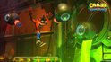 Crash Bandicoot springt in een industriële omgeving met gloeiende groene vloeistof.