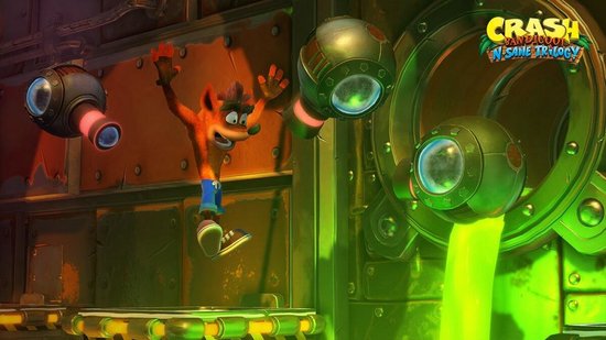 Crash Bandicoot springt in een industriële omgeving met gloeiende groene vloeistof.