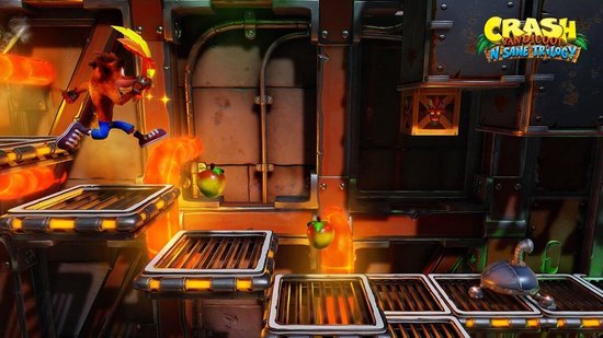 Crash Bandicoot springt in een industriële omgeving met gloeiende appels.