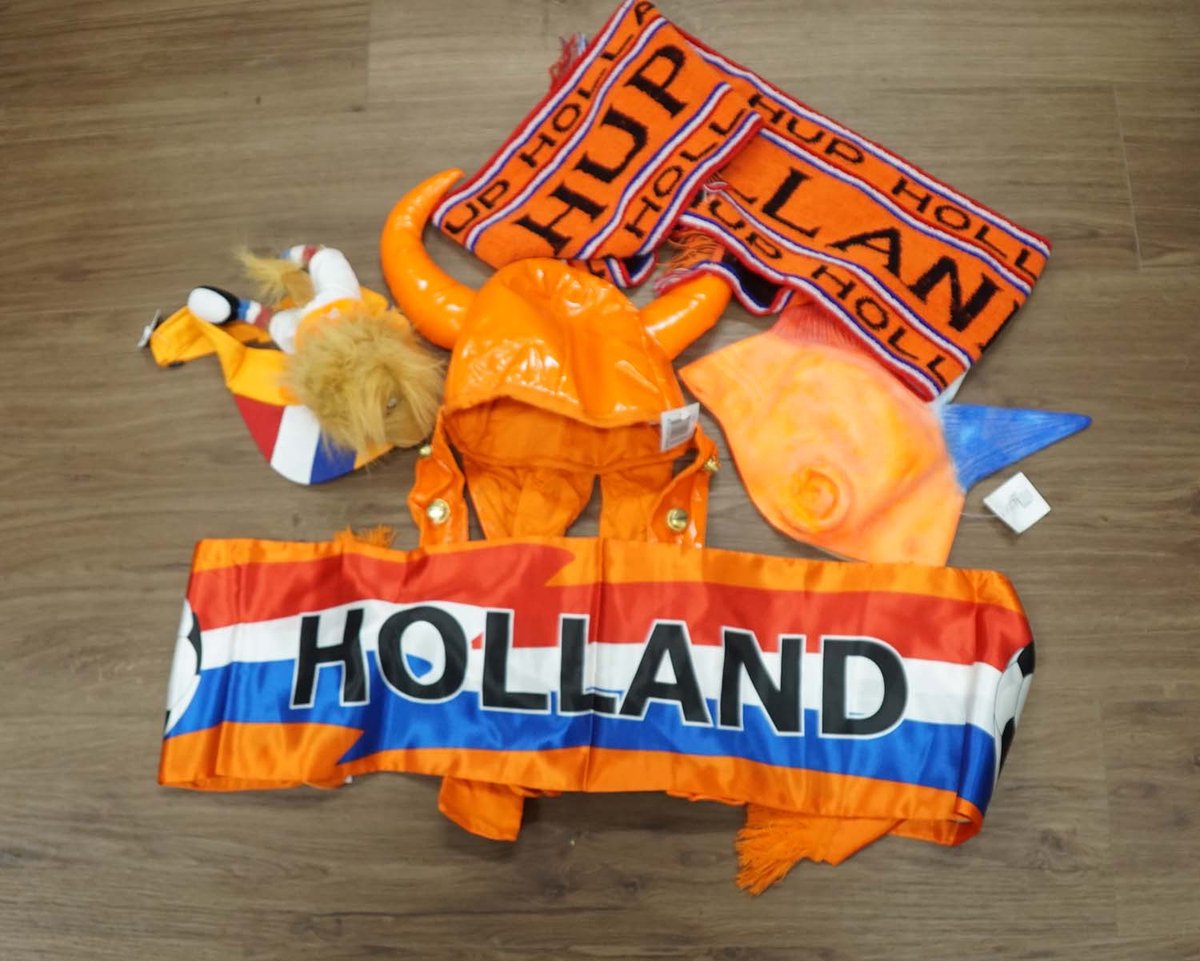 Voetbal fan WK verkleedpakket - WK pakket nr 8 - Sjaal hup holland hup - sjaal Holland voetballen - zonneklep met de hollandse leeuw - punk latex pruik holland - voetbal fan's hoofddeksels