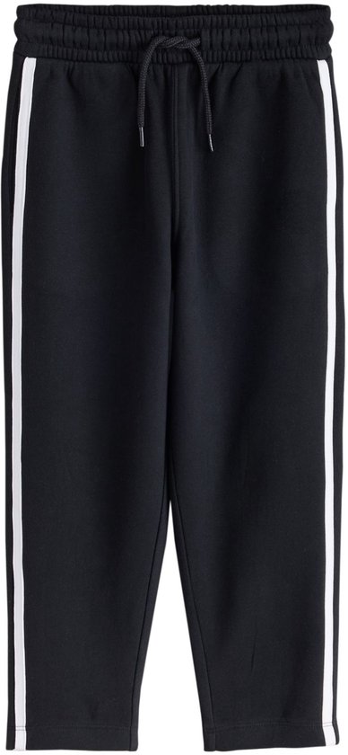 Zwarte joggingbroek met witte strepen aan de zijkant en een trekkoord.