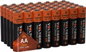 Een stapel oranje en zwarte AA batterijen met "Lithium AA 1.5V" en "VOLTIÈRE PRO Lithium AA" erop. Een hoek toont "40x AA Lithium 3000 mAh".