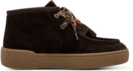 Bruine suède middelhoge sneaker, zijaanzicht, met luipaardprint veter, kwastjes en kralen.