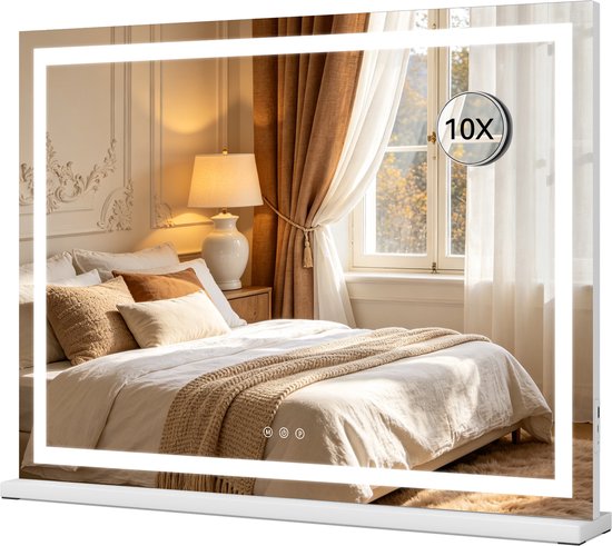Verlichte Hollywood spiegel met 10x vergroting, toont een opgemaakt bed met beige en bruine kussens.