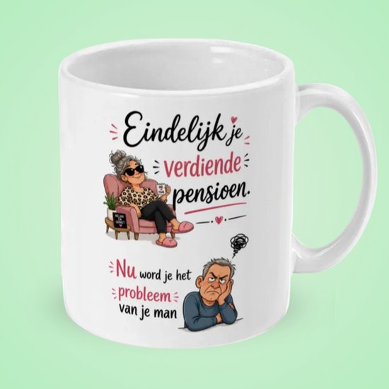 Witte mok met cartoonafbeelding van een vrouw die ontspant in een stoel met tekst 'Eindelijk je verdiende pensioen.' en een gefrustreerde man met tekst 'Nu word je het probleem van je man.'