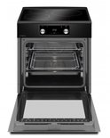 Zwarte inductiekookplaat met vier kookzones, digitale timer en open oven met Airfry mand.
