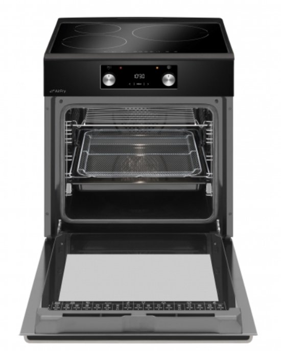 Zwarte inductiekookplaat met vier kookzones, digitale timer en open oven met Airfry mand.