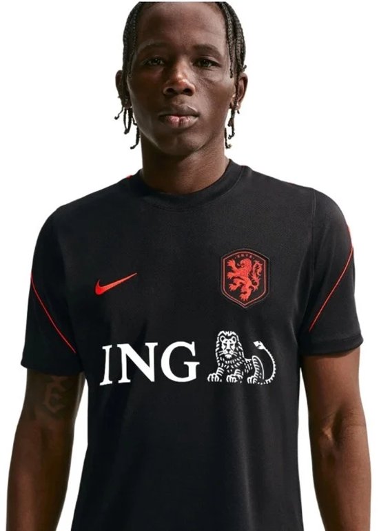 Zwart Nike sportshirt met oranje accenten, het Nederlandse leeuw embleem en "ING" opdruk.
