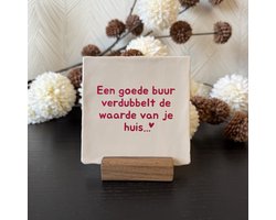 Hartjespost | Tegeltje Een goede buur verdubbelt de waarde van je huis, beige, roze | tegeltjes met tekst | spreuktegel | tegeltjeswijsheden | decoratie | liefde | goud | alles is liefde | cadeau | brievenbus cadeau | 10x10