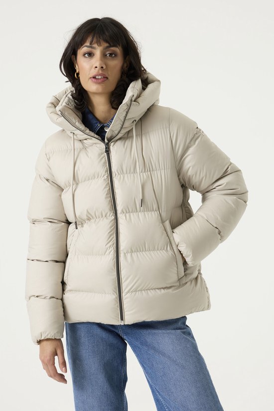 Beige gewatteerde jas met capuchon en ritssluiting, voorzijde.