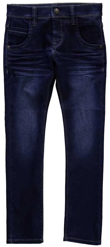 Donkerblauwe jeans van Name It met lichte wassing, voorkant met twee zakken en knoopsluiting.