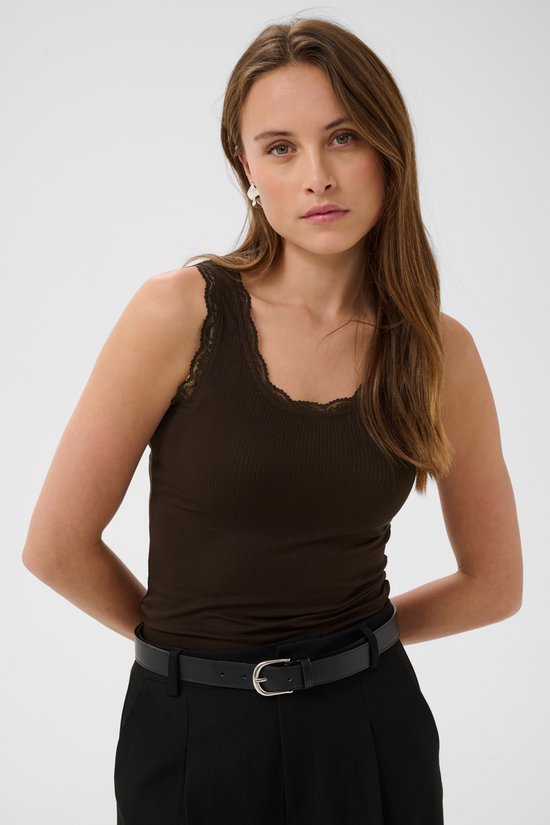 Model in een bruine, nauwsluitende tanktop met kanten rand langs de halslijn, gedraaid naar de zijkant.
