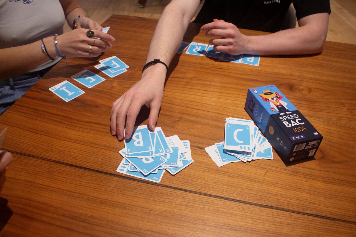 Quickstop Family - ATM Gaming – Kaartspel voor gezin & kinderen – Familiespel met letters en categorieën – 2-7 spelers – vanaf 8 jaar — afbeelding 7